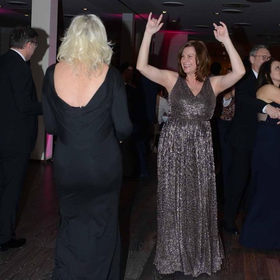 Bild enthält, Dress, Formal Wear, Evening Dress, Suit, Adult, Female, Person, Woman, Urban, Bride