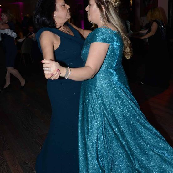 Bild enthält, Dress, Evening Dress, Formal Wear, Person, Urban, Gown, Adult, Female, Woman, Dancing