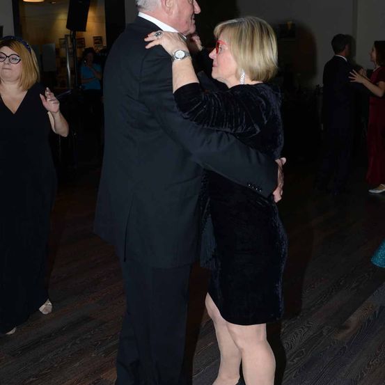 Bild enthält, Formal Wear, Suit, Dress, Coat, Blazer, Jacket, Shoe, Tuxedo, Person, Woman