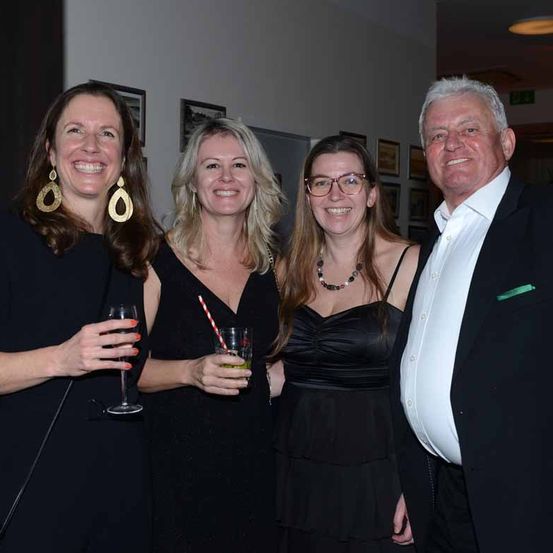 Bild enthält, Blazer, Coat, Jacket, Formal Wear, Suit, Adult, Female, Person, Woman, People