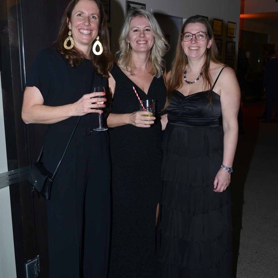 Bild enthält, Dress, Formal Wear, Adult, Female, Person, Woman, Suit, Portrait, Blazer, Fashion