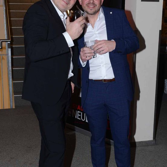 Bild enthält, Blazer, Coat, Jacket, Formal Wear, Suit, Pants, Finger, Tie, Fashion, Tuxedo