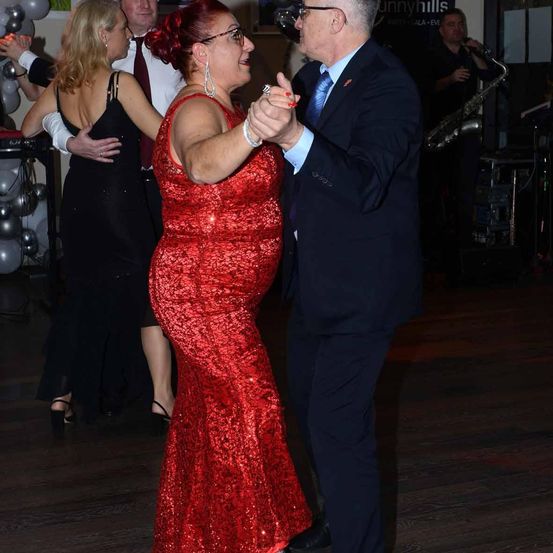 Bild enthält, Dress, Formal Wear, Suit, Coat, Blazer, Jacket, Adult, Female, Person, Woman