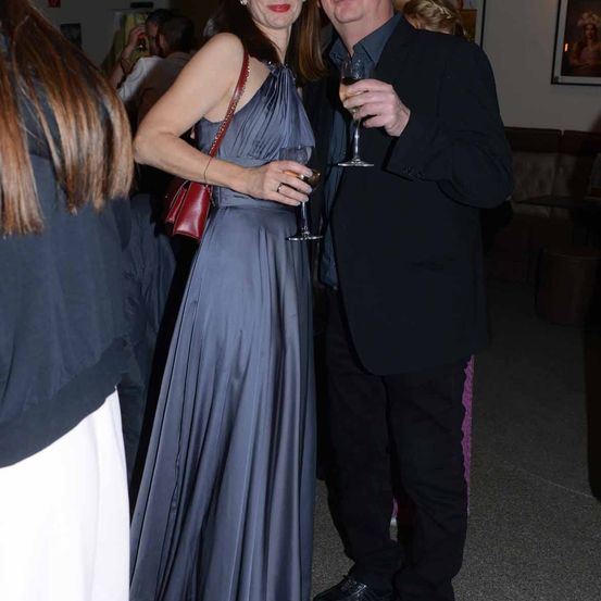 Bild enthält, Formal Wear, Dress, Suit, Coat, Jacket, Blazer, Evening Dress, Fashion, Man, Person