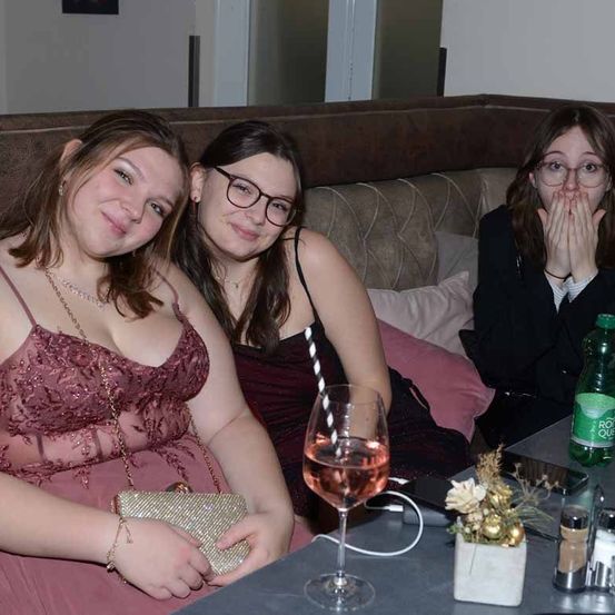 Bild enthält, Couch, Table, Glass, Formal Wear, Dining Table, Dress, Person, People, Face, Bride