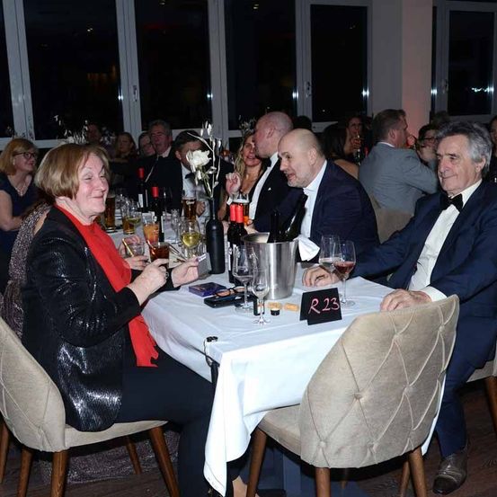 Bild enthält, Dining Room, Dining Table, Table, Person, Adult, Male, Man, Female, Woman, Suit