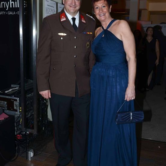 Bild enthält, Dress, Formal Wear, Coat, Pants, Fashion, Adult, Female, Person, Woman, Handbag