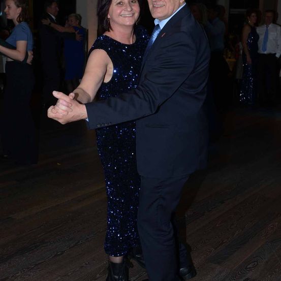 Bild enthält, Formal Wear, Suit, Coat, Dancing, Person, Dress, Portrait, Shoe, Jacket, Blazer