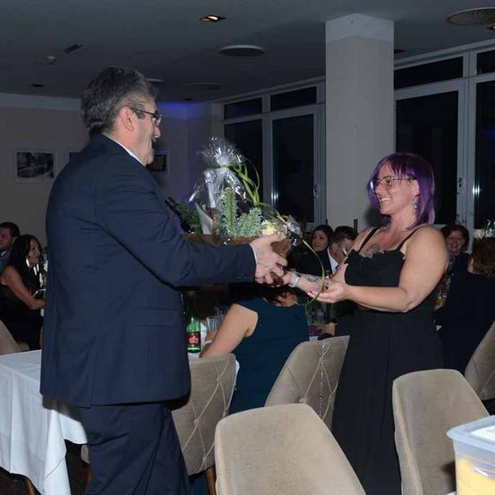 Bild enthält, Adult, Male, Man, Person, Bride, Female, Woman, Formal Wear, Suit, Blazer