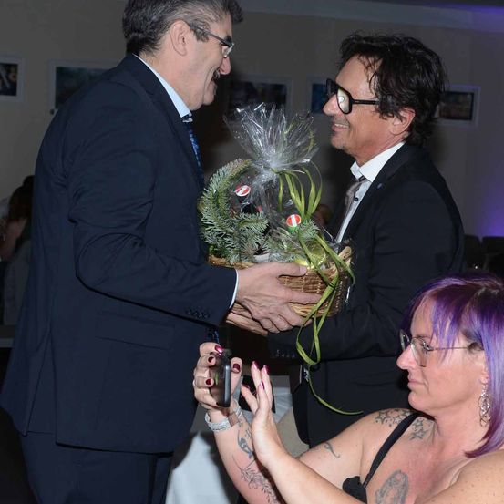 Bild enthält, Blazer, Coat, Jacket, Formal Wear, Suit, Flower, Flower Arrangement, Flower Bouquet, Tattoo, Potted Plant