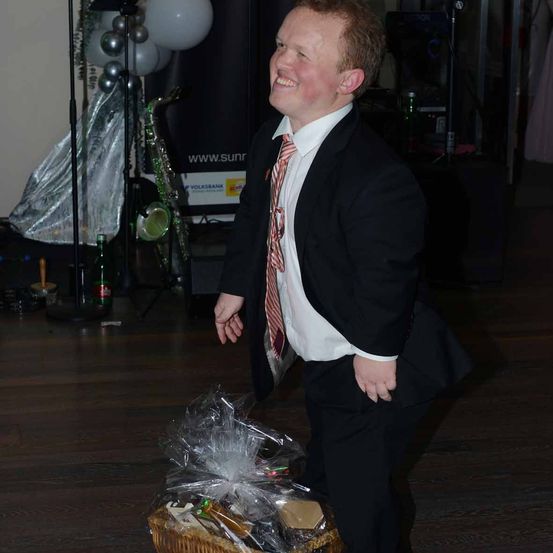 Bild enthält, Formal Wear, Suit, Blazer, Coat, Jacket, Adult, Male, Man, Person, Tie