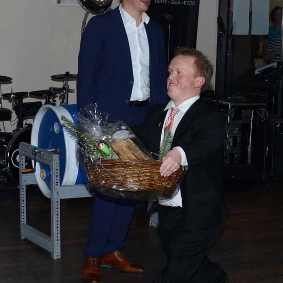 Bild enthält, Formal Wear, Suit, Blazer, Coat, Jacket, Shoe, Person, Portrait, Pants, Tuxedo