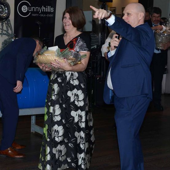 Bild enthält, Formal Wear, Suit, Dress, Coat, Lady, Person, Tuxedo, Blazer, Adult, Man