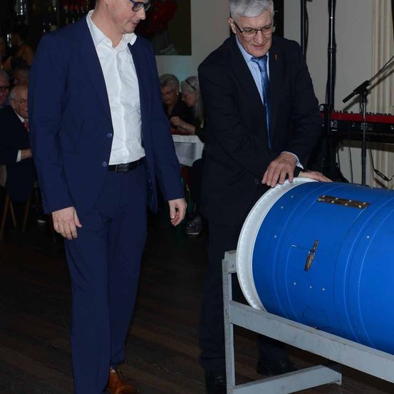 Bild enthält, Blazer, Coat, Formal Wear, Suit, Plywood, Adult, Male, Man, Person, Pants