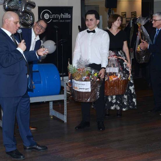 Bild enthält, Formal Wear, Suit, Tuxedo, Adult, Female, Person, Woman, Coat, Blazer, Man