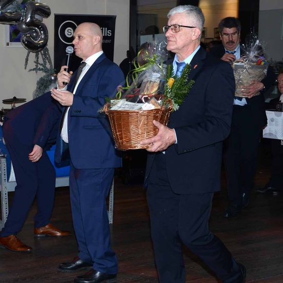 Bild enthält, Potted Plant, Blazer, Jacket, Suit, Flower Arrangement, Flower Bouquet, People, Person, Adult, Man