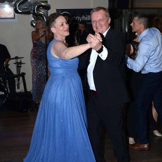 Bild enthält, Dress, Formal Wear, Suit, Evening Dress, Fashion, Gown, Adult, Bride, Person, Woman