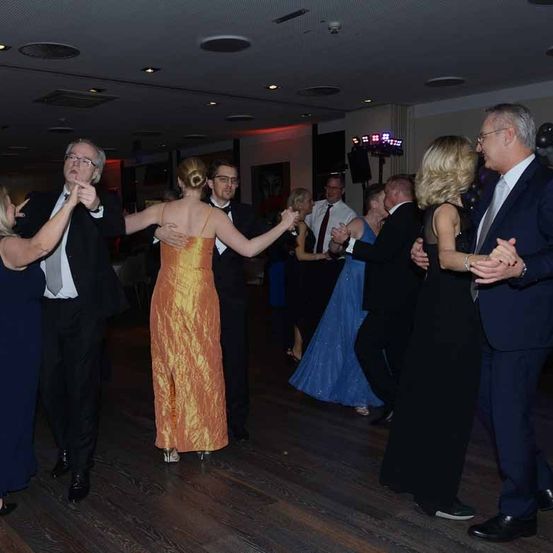 Bild enthält, Dress, Formal Wear, Suit, Adult, Female, Person, Woman, Bride, Male, Man