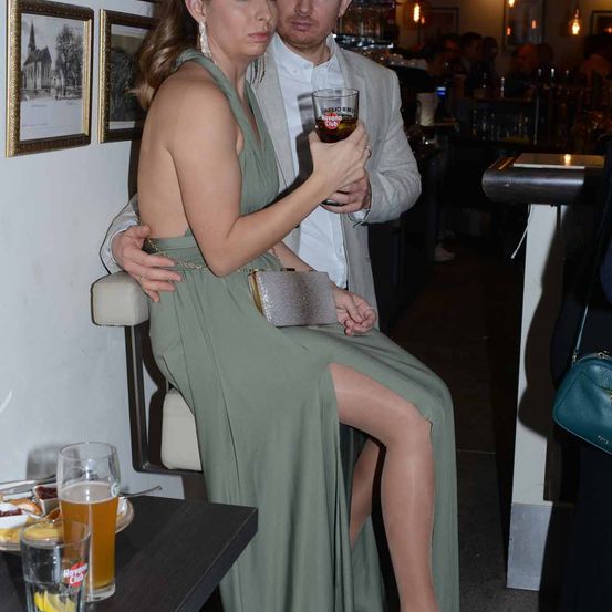 Bild enthält, Dress, Formal Wear, Glass, Shoe, Adult, Female, Person, Woman, Beer, Urban