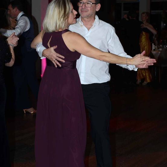 Bild enthält, Dancing, Person, Dress, Formal Wear, Suit, Dance Pose, Evening Dress, Tango, Glasses, Face