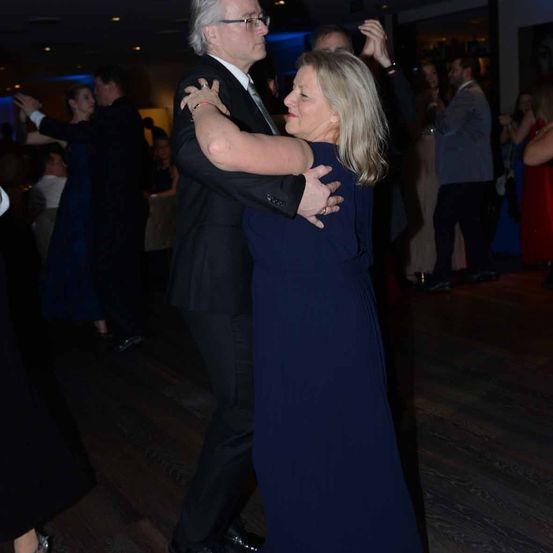 Bild enthält, Formal Wear, Suit, Dress, Coat, Dancing, Person, Jacket, Lighting, Blazer, Shoe