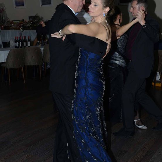 Bild enthält, Dancing, Person, Dress, Formal Wear, Dance Pose, Suit, Adult, Bride, Female, Woman