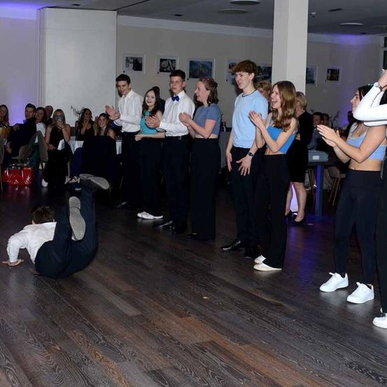 Bild enthält, People, Person, Dancing, Adult, Female, Woman, Footwear, Shoe, Face, Head