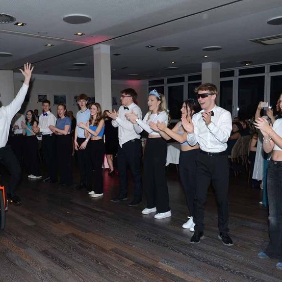 Bild enthält, People, Person, Adult, Bride, Female, Woman, Male, Man, Dancing, Jeans