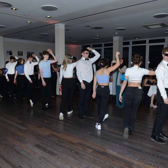 Bild enthält, People, Person, Dancing, Adult, Male, Man, Jeans, Pants, Shoe, Face