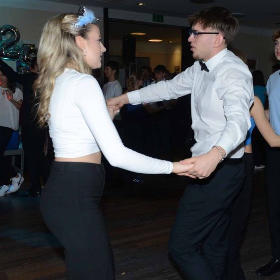 Bild enthält, Formal Wear, Suit, People, Person, Tie, Pants, Adult, Male, Man, Woman