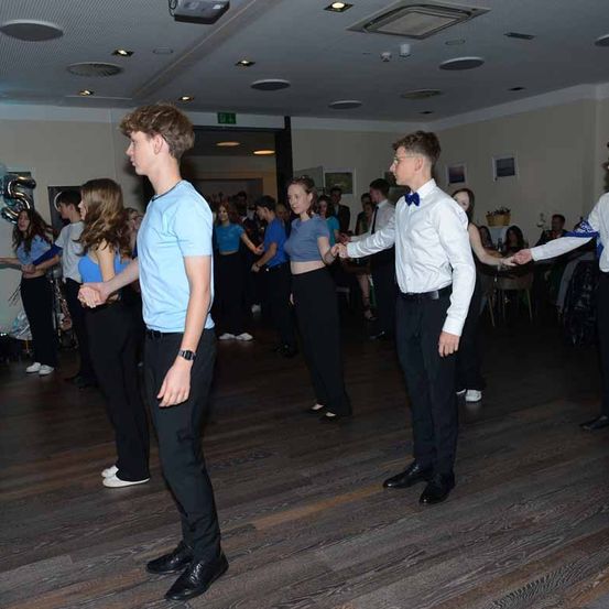 Bild enthält, People, Person, Boy, Male, Teen, Adult, Man, Dancing, Formal Wear, Suit