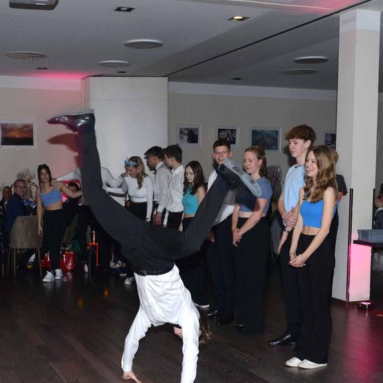 Bild enthält, People, Person, Dancing, Boy, Male, Teen, Adult, Female, Woman, Face