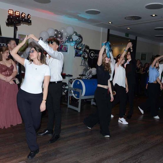 Bild enthält, People, Person, Dancing, Adult, Bride, Female, Woman, Face, Shoe, Urban