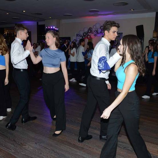 Bild enthält, People, Person, Adult, Female, Woman, Boy, Male, Teen, Dancing, Man