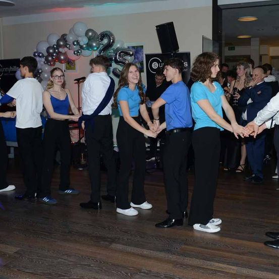 Bild enthält, People, Person, Dancing, Adult, Female, Woman, Male, Man, Urban, Suit