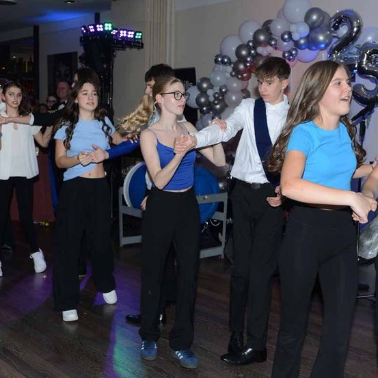 Bild enthält, People, Person, Adult, Male, Man, Female, Woman, Bride, Fun, Party