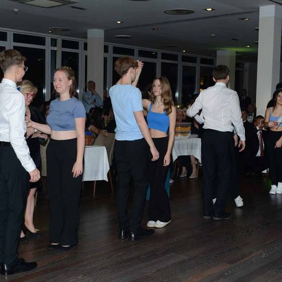 Bild enthält, People, Person, Adult, Male, Man, Formal Wear, Shirt, Pants, Dancing, Suit