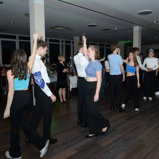 Bild enthält, People, Person, Dancing, Boy, Male, Teen, Adult, Man, Shoe, Urban