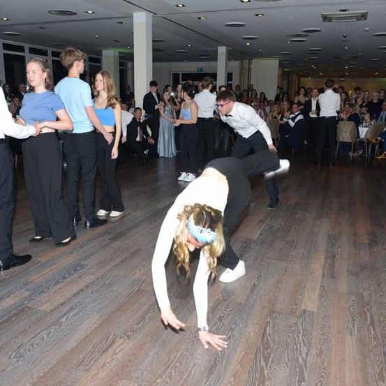 Bild enthält, Dancing, Person, People, Adult, Female, Woman, Male, Man, Shoe, Suit