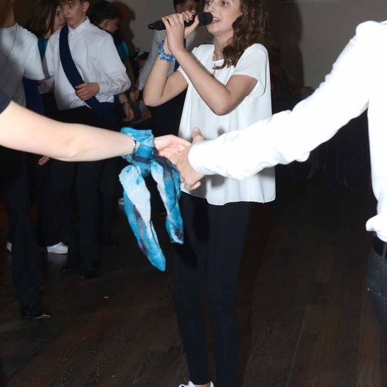 Bild enthält, Electrical Device, Microphone, Dancing, Leisure Activities, Person, Adult, Male, Man, Karaoke, Face