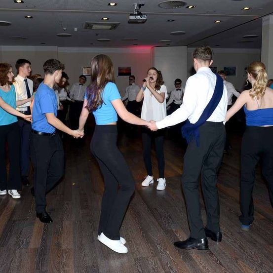 Bild enthält, People, Person, Dancing, Adult, Female, Woman, Male, Man, Suit, Shoe