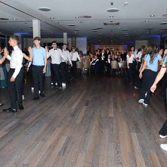 Bild enthält, People, Person, Adult, Male, Man, Female, Woman, Dancing, Shoe, Jeans