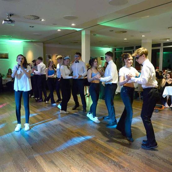 Bild enthält, People, Person, Adult, Female, Woman, Dancing, Male, Man, Shoe, Jeans