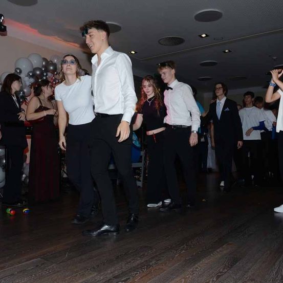 Bild enthält, Adult, Bride, Female, Person, Woman, Male, Man, Formal Wear, Suit, People