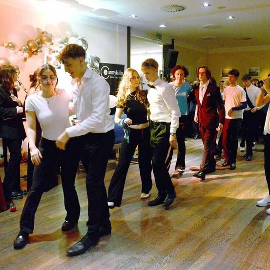 Bild enthält, People, Person, Dancing, Adult, Female, Woman, Bride, Male, Man, Jeans