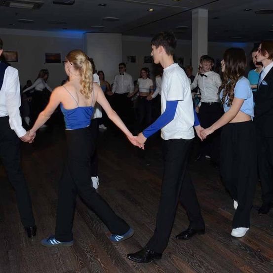 Bild enthält, People, Person, Formal Wear, Suit, Adult, Female, Woman, Dancing, Male, Man