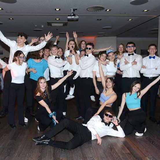 Bild enthält, People, Person, Adult, Male, Man, Dancing, Bride, Female, Woman, Pants