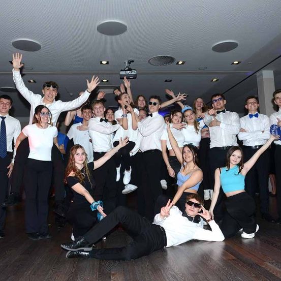 Bild enthält, People, Person, Groupshot, Adult, Male, Man, Bride, Female, Woman, Dancing