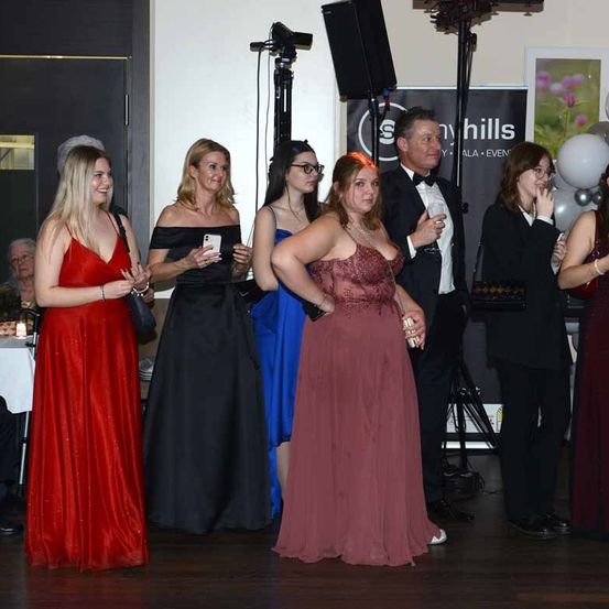 Bild enthält, Dress, Formal Wear, Adult, Female, Person, Woman, Evening Dress, Bride, Male, Man