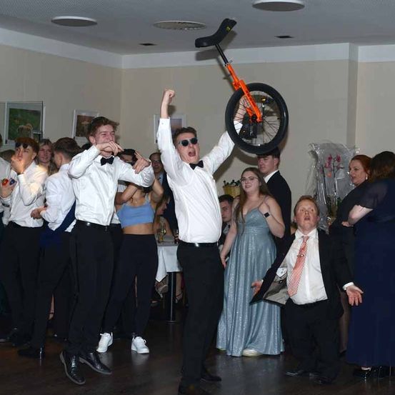 Bild enthält, Adult, Female, Person, Woman, People, Formal Wear, Suit, Bride, Shirt, Man